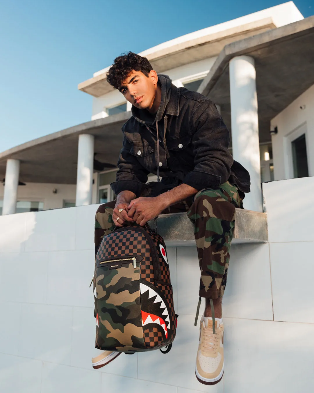 Sprayground - Exterior Gold Zip Pocket Sharks in Paris Backpack (Dlxv)